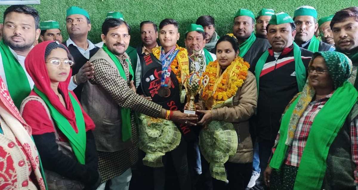 बाउंसिंग में टॉपर जिले का नाम रोशन करने वाले दिव्या शर्मा व शालिनी सोलंकी को किया सम्मानित